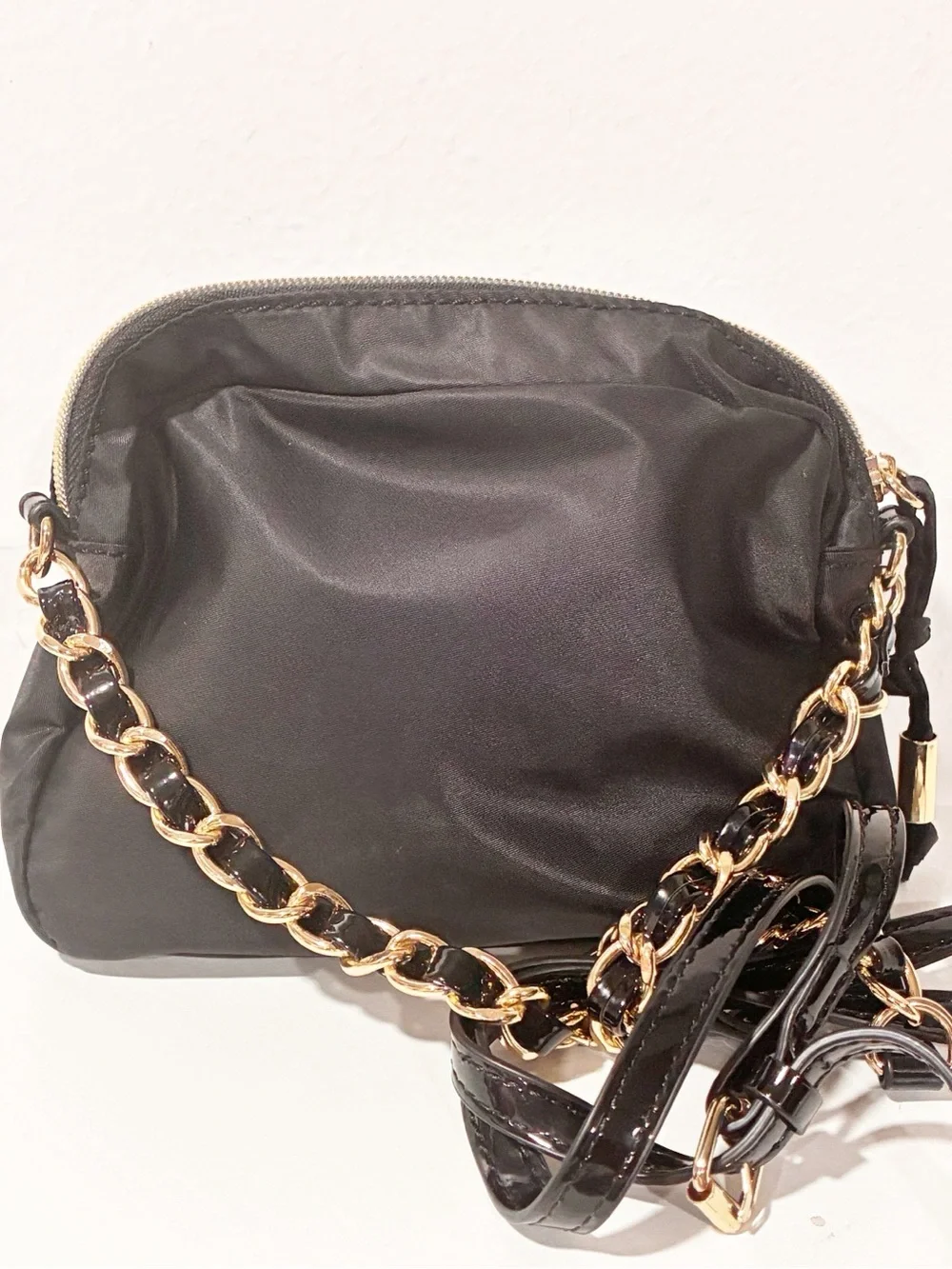 Lilly Pulitzer Liaden Crossbody with Gold Zipper Black Nylon‎